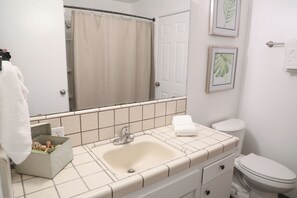 Douche, sèche-cheveux, serviettes fournies, savon