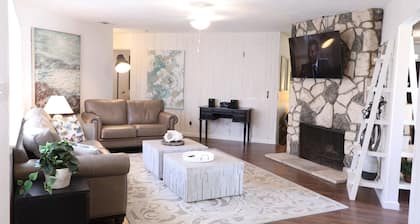 Sleeps 20! Near Bulldog Stadium!