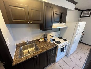 Private kitchen - Boutique motel with private beach access & full kitchen (Penticton)