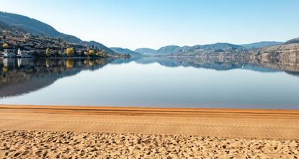 Lakeside Villa & Nordic Spa - Boutique motel with beach access