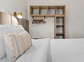 1 bedroom, free WiFi, bed sheets - Lakeside Villa & Nordic Spa - Boutique motel with beach access (Penticton)