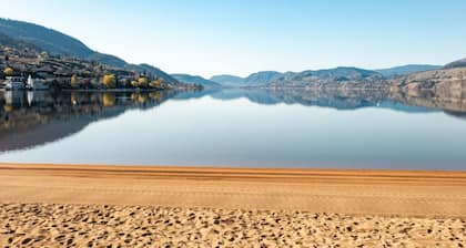 Lakeside Villa & Nordic Spa - Boutique motel with beach access