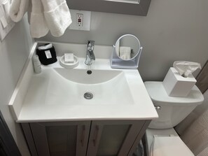 Duschwanne, umweltfreundliche Kosmetikartikel, Haartrockner, Handtücher