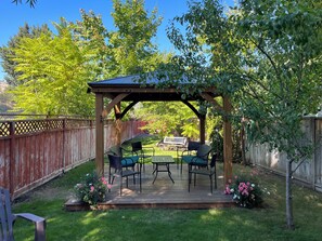 Outdoor dining - Boutique motel with private beach access & kitchenette (Penticton)