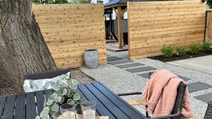 Outdoor dining - Lakeside Villa & Nordic Spa - Boutique motel with beach access (Penticton)
