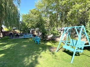 Outdoor dining - Boutique motel with private beach access & kitchenette (Penticton)
