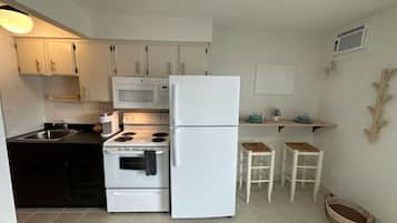 Refrigerador, microondas, horno y cafetera y tetera