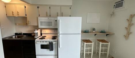 Kühlschrank, Mikrowelle, Ofen, Wasserkocher mit Kaffee-/Teezubehör