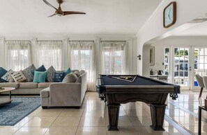 テレビ、テレビゲーム、DVD プレーヤー、書庫