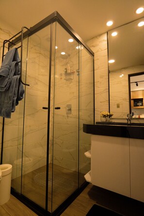 Douche, sèche-cheveux, serviettes fournies, savon