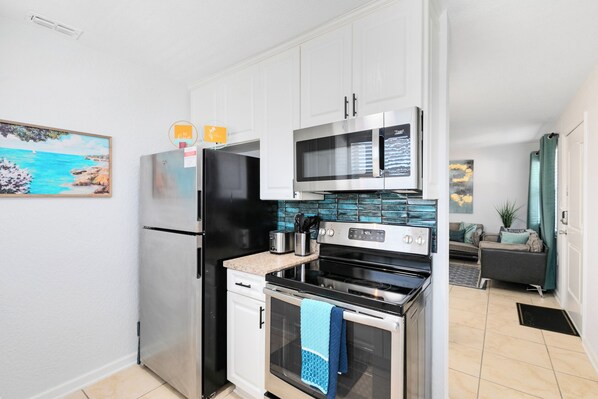 Kühlschrank, Mikrowelle, Ofen, Herdplatte