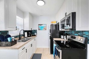 Réfrigérateur, four à micro-ondes, un four, surface de cuisson