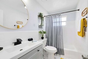 Douche, articles de toilette écologiques, séchoir à cheveux, shampooing