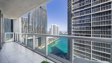 Deluxe Apartment | Balcony