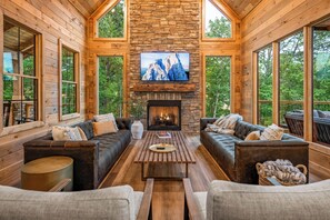 Smart-TV, Kamin, Videospiele