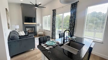 Smart TV, fireplace