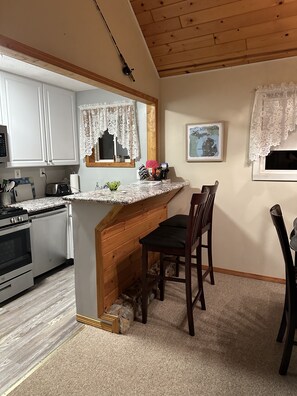 Fridge, microwave, oven, stovetop - Horn HideAway: Wooded Cottage, Kayakers Welcome! (Johannesburg)