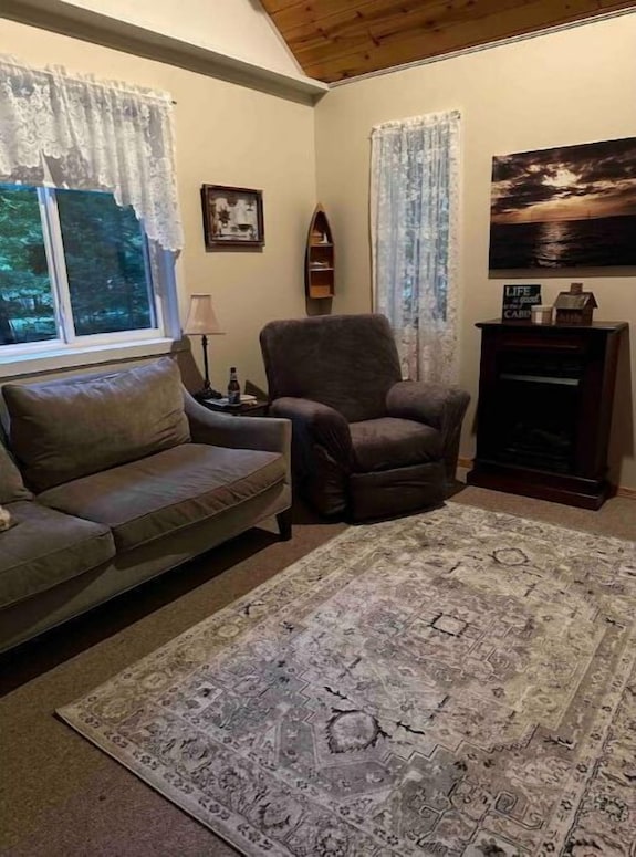 Horn Hideaway: Wooded Cabin Retreat, Fire Pit, Lake Fun, Cozy, Sleeps 8, Pets! - Michigan