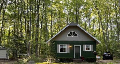 Horn HideAway: Wooded Cottage, Snowmobilers Welcome!