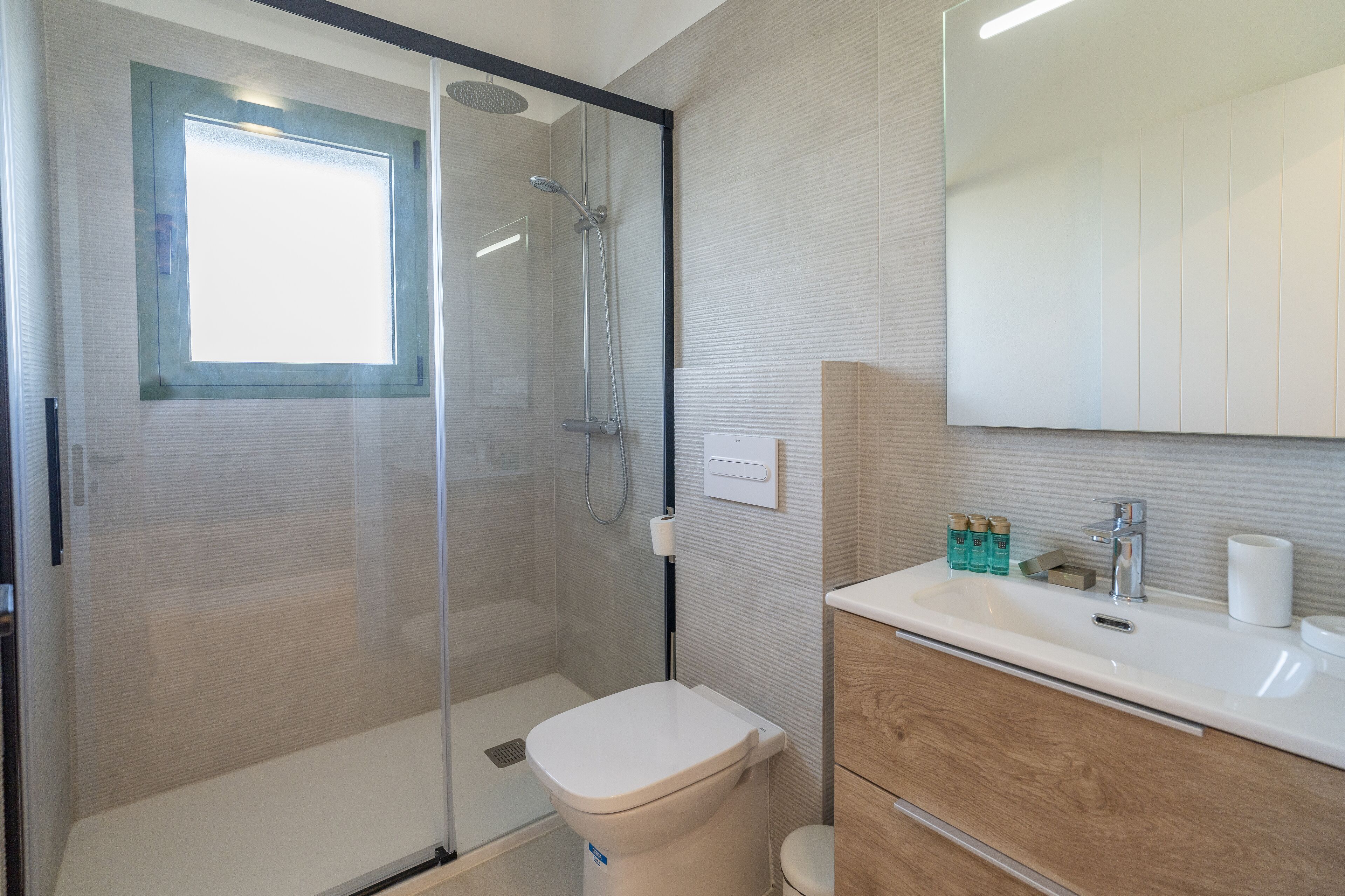 Family Villa | Bathroom | Shower, rainfall showerhead, hair dryer, towels