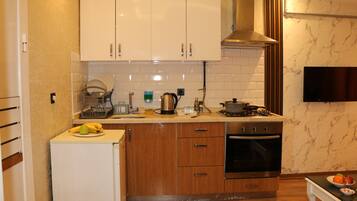 Premium Suite | Private kitchen | Fridge, oven, stovetop, cookware/dishes/utensils