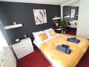 3 bedrooms, iron/ironing board, WiFi, bed sheets - Phoenix Palace, Free Parking  (North Shields)
