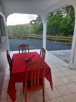 Outdoor dining - Au cœur de la forêt domaniale chez les roses de porcelaine (Sainte-Rose)