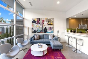 TV connectée, livres, chaîne hi-fi