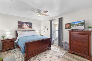 2 bedrooms, desk, iron/ironing board, travel cot - The Downtown Retreat Two (Ocala)