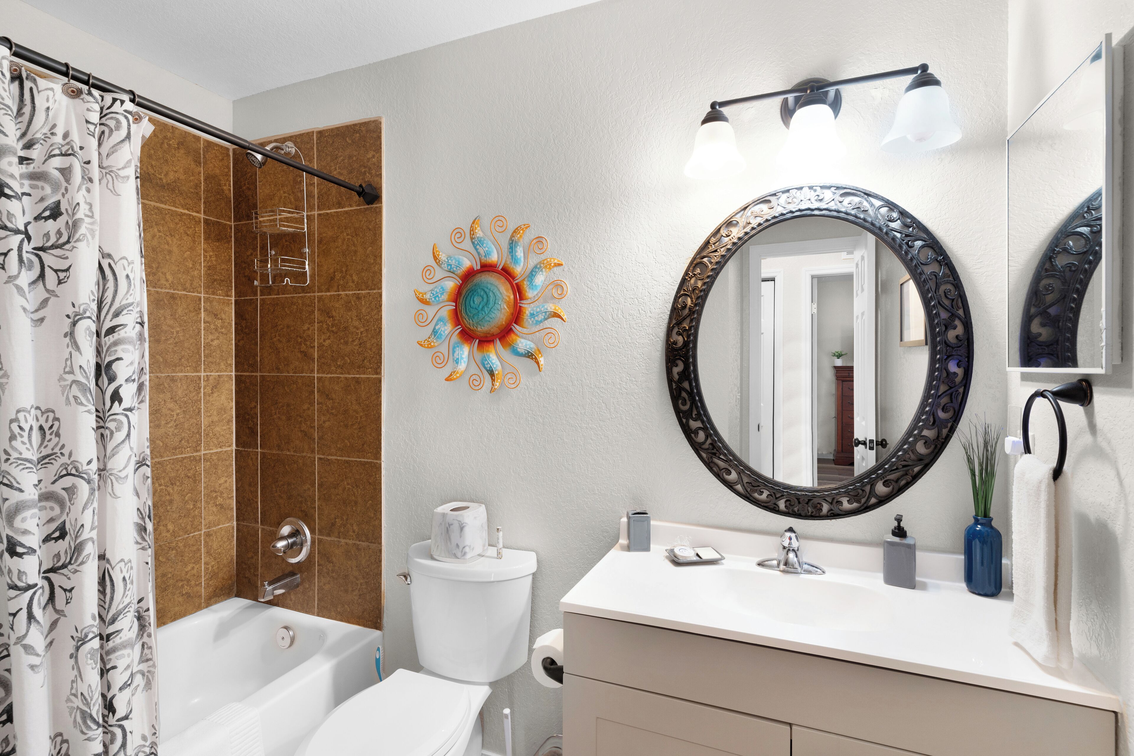 Een haardroger, handdoeken, zeep, shampoo