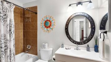 SĂšche-cheveux, serviettes fournies, savon, shampoing