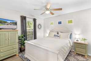 2 bedrooms, desk, iron/ironing board, travel cot - The Downtown Retreat Two (Ocala)
