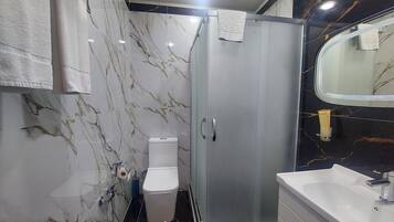 Standard Twin Room | Bathroom | Free toiletries, hair dryer, slippers
