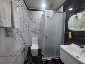Quarto duplo standard | Banheiro | Produtos de toalete grátis, secador de cabelo, chinelos 
