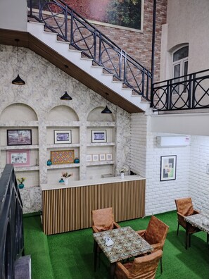 100-cm flat-screen TV with satellite channels, TV - Pera Hotel Baku (Baku)