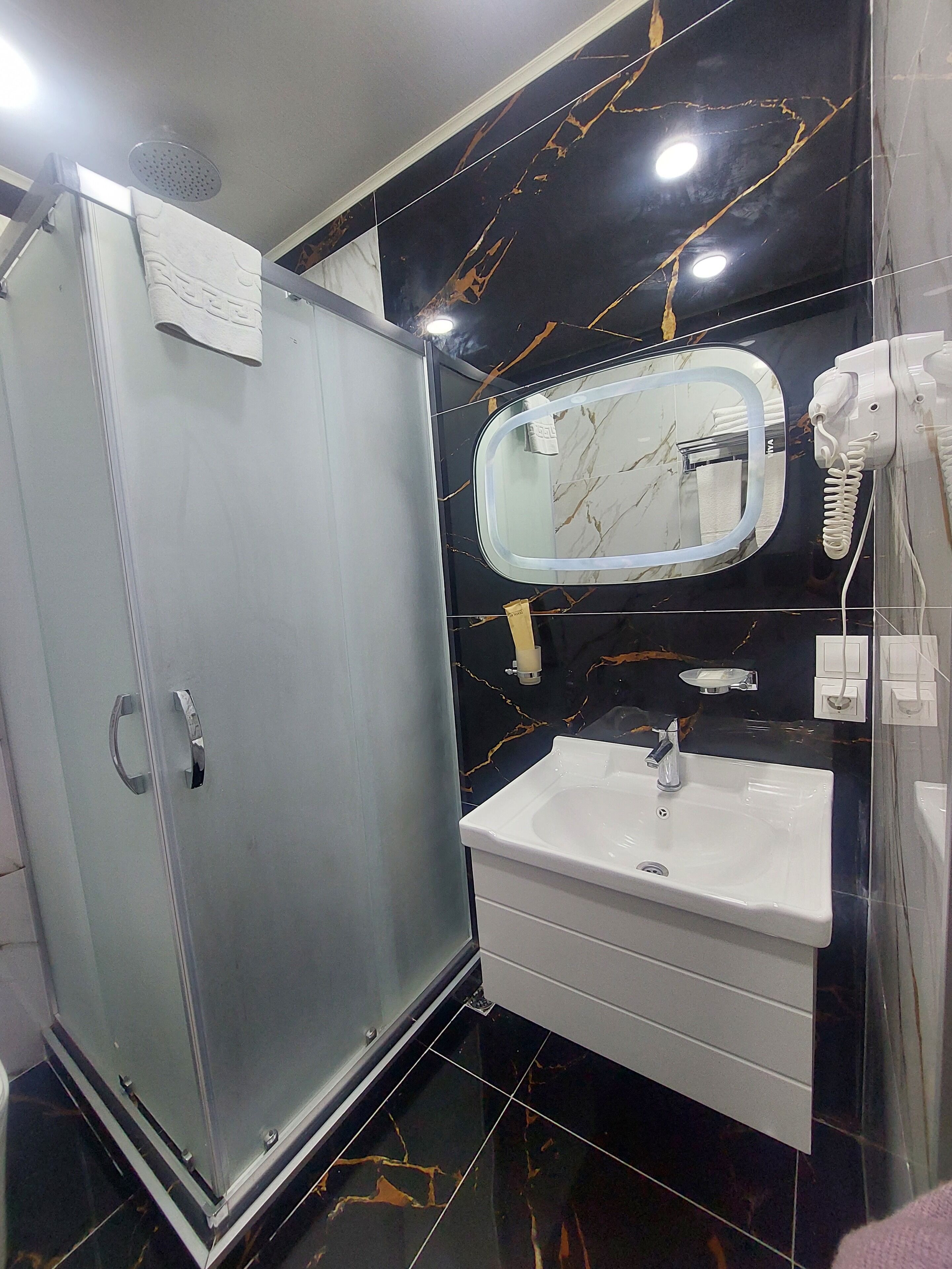 Standard Twin Room | Bathroom | Free toiletries, hair dryer, slippers