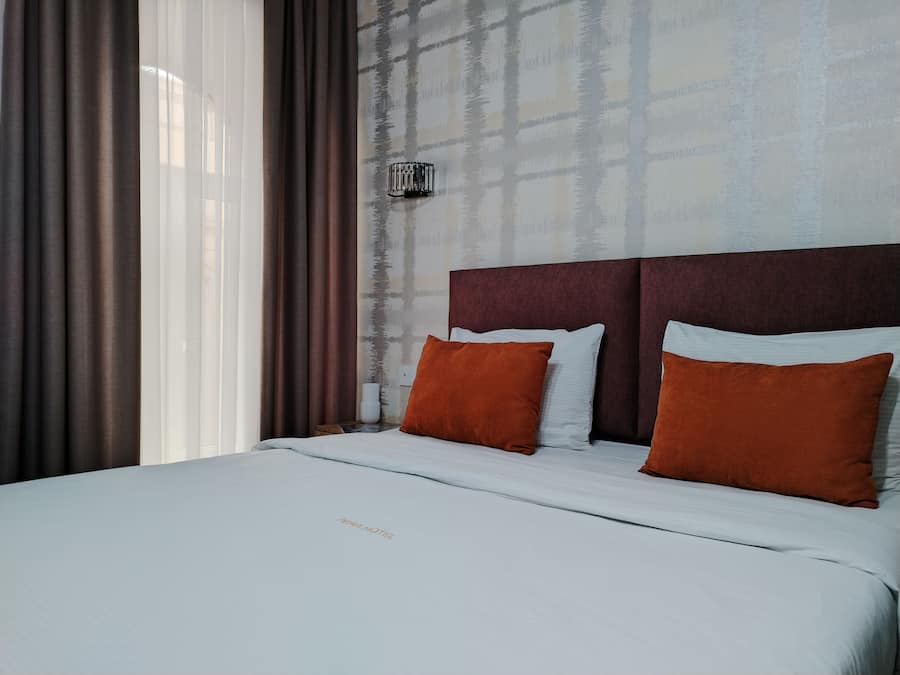 Caja de seguridad en la habitación, escritorio y cortinas blackout