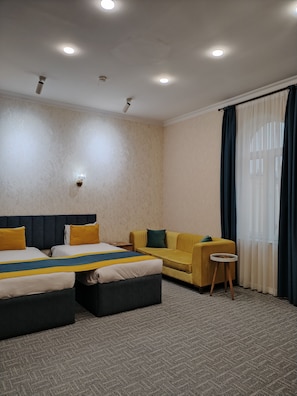 In-room safe, desk, blackout drapes, soundproofing - Pera Hotel Baku (Baku)