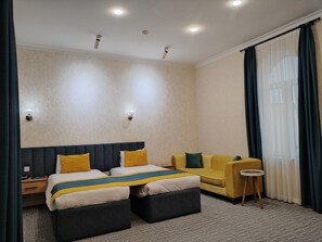 Standard Twin Room | In-room safe, desk, blackout drapes, soundproofing - Pera Hotel Baku (Baku)