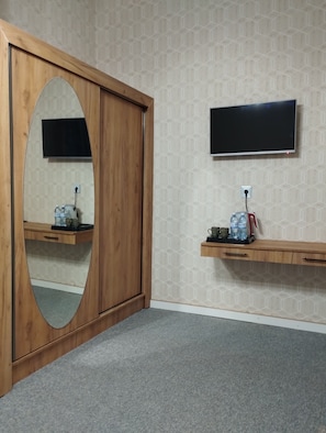 Caja de seguridad en la habitación, escritorio y cortinas blackout