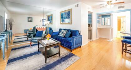 4 Mi to Dtwn Dallas! Walkable Condo w/ Pool Access