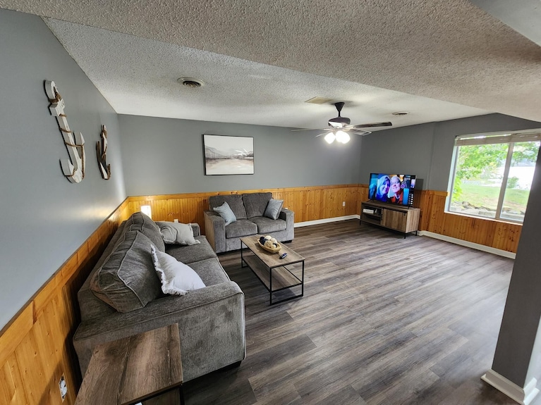 Best Sunset Views On The Lake, Renovated 3 Bedrooms, 2 Bath Sleeps 8 People. - Illinois