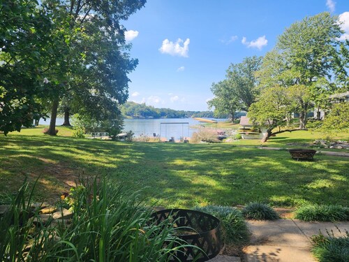 Best sunset views on the lake, renovated 3 bedrooms, 2 bath sleeps 8 people. 