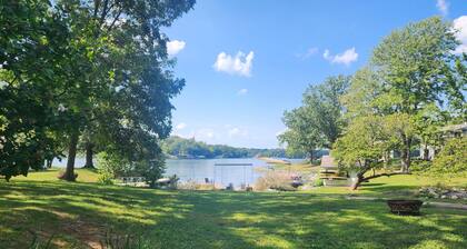 Best sunset views on the lake, renovated 3 bedrooms, 2 bath sleeps 8 people.