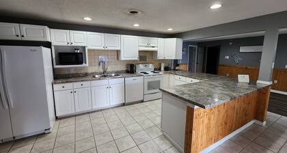 Best sunset views on the lake, renovated 3 bedrooms, 2 bath sleeps 8 people.