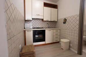 Oven, stovetop, toaster - GuestHost - Lovely apartment of about 30 sqm, ideal for two people, located on the ground floor (1 step to access). The accommodation is located in a convenient position, at the beginning of the historic center of Castellamare del Golfo and with all serv (Castellammare del Golfo)