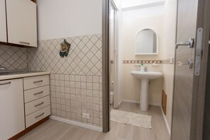 Shower, hair dryer, bidet - GuestHost - Lovely apartment of about 30 sqm, ideal for two people, located on the ground floor (1 step to access). The accommodation is located in a convenient position, at the beginning of the historic center of Castellamare del Golfo and with all serv (Castellammare del Golfo)