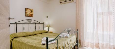 1 habitación, tabla de planchar con plancha y ropa de cama