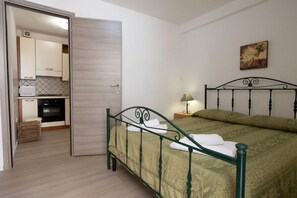 1 camera, ferro/asse da stiro, lenzuola