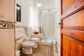 Een douche, een haardroger, een bidet